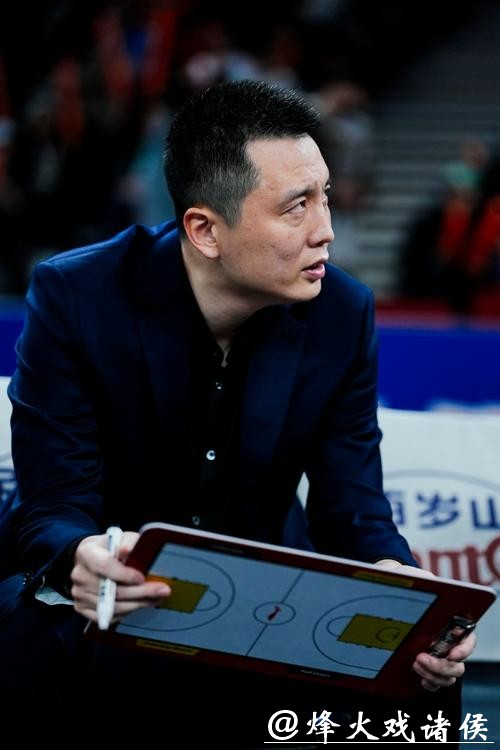 上海男篮取得两连胜！转型教练后，卢伟的理念为何变了？
